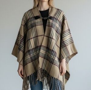 Time and Tru Womens Ruana Shawl One Size Beige/Brown Plaid w/Front Buckle Wrap